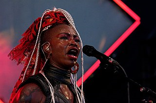 Dobet Gnahoré en concert sous le chapiteau de Seb lors du festival du Bout du Monde 2018